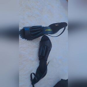 Beautiful stylish shoe dazzle black high heels. US 8-8.5